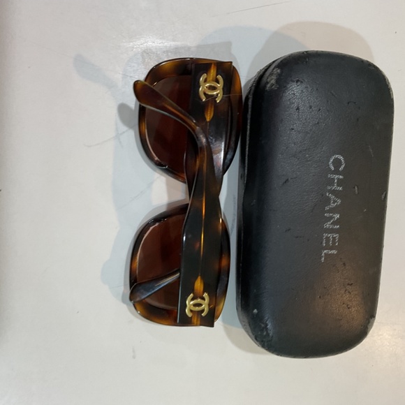 Chanel tortoise sunglasses with black Chanel case - Picture 6 of 12